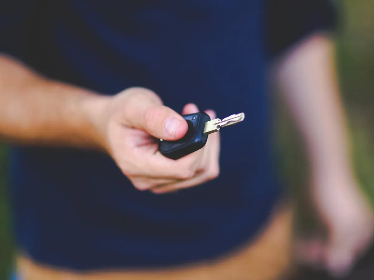 Entrega de las llaves de un auto tras cerrar una operación de compra y permuta